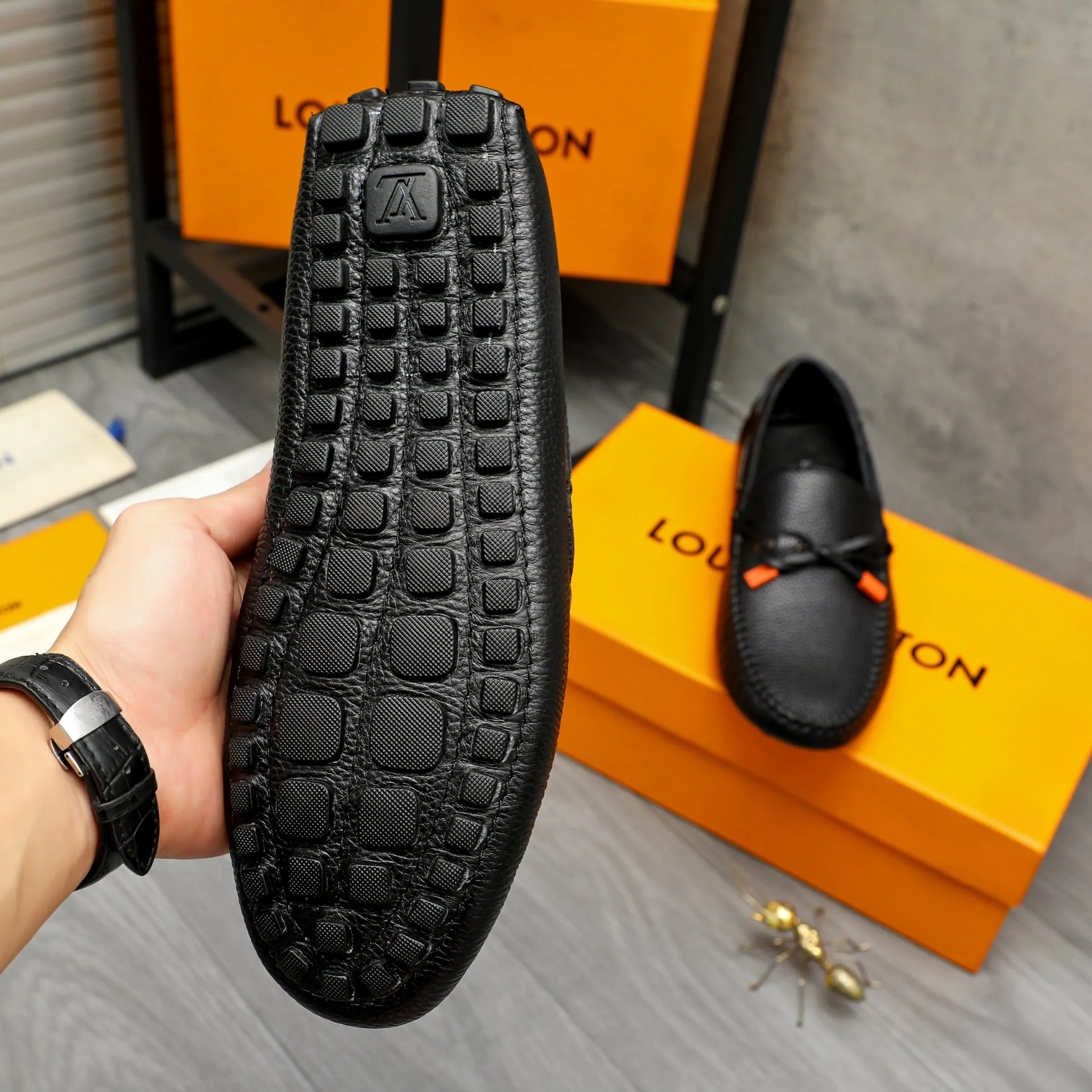 Men's shoes 💰420 Product trademark: LV "Louis Vuitton" casual slip-on shoes Regular size: 38-46 (45.46 custom-made, non-returnable) Product materials: Selected pebbled cowhide upper, sheepskin lining, original bean outsole